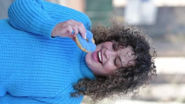 Grappige Jonge Vrouw Met Krullend Haar Houden Donuts Buiten — Stockvideo