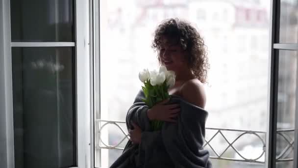 Jonge Mooie Vrouw Met Krullend Haar Staan Buurt Van Het — Stockvideo