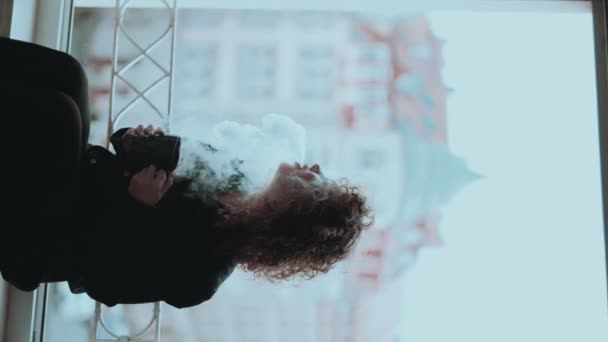 Junge Schöne Frau Mit Lockigem Haar Raucht Zigaretten Offenen Fenster — Stockvideo
