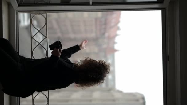 Genç Kıvırcık Saçlı Açık Pencerenin Yanında Kahve Içen Güzel Bir — Stok video