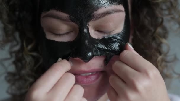 Primer Plano Retrato Mujer Quita Máscara Facial — Vídeo de stock