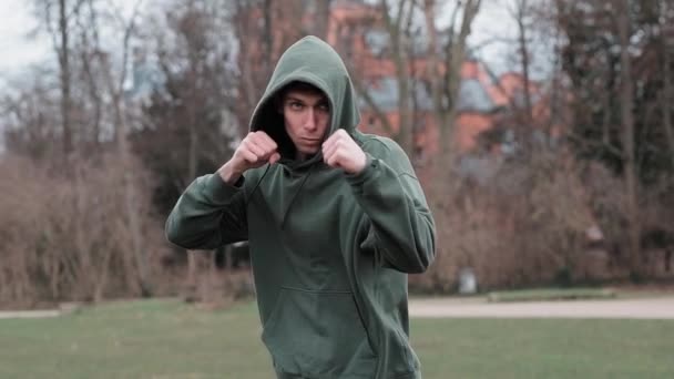 Młody Człowiek Zielonym Stroju Sportowym Trening Człowiek Walczący Zewnątrz — Wideo stockowe