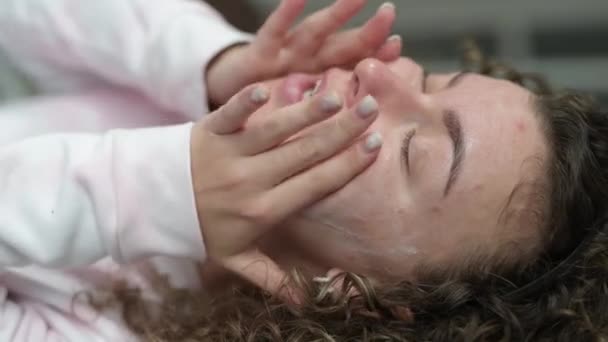 Junge Schöne Frau Mit Akne Haut Macht Hause Schönheitsbehandlung — Stockvideo