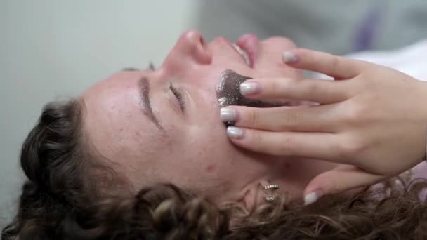 Mujer Hermosa Joven Con Akne Piel Haciendo Tratamiento Belleza Hogar — Vídeo de stock