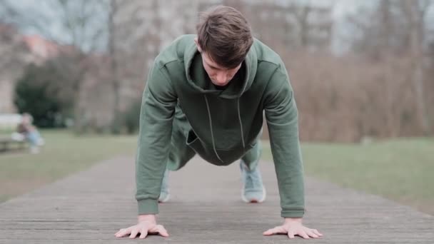 Mladý Muž Zeleném Sportovním Obleku Cvičení Muž Bojuje Venku — Stock video