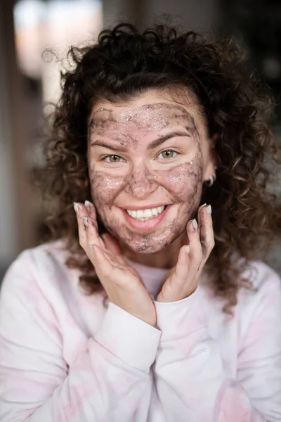 Jonge Mooie Vrouw Met Probleem Huid Acne Thuis Cosmetische Zorg — Stockfoto