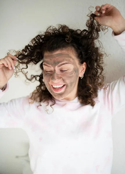 Jonge Mooie Vrouw Met Acne Probleem Huid Donkere Cosmetische Masker — Stockfoto