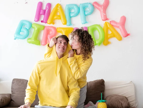 Mutlu Aile Genç Çiftimiz Evde Doğum Günü Kutluyor — Stok fotoğraf