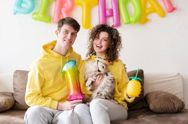Mutlu Aile Genç Çiftimiz Evde Doğum Günü Kutluyor — Stok fotoğraf