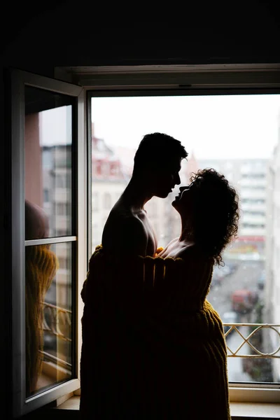 Молодая Пара Обнимающаяся Одеялом Фотографирующая Фоне Света Влюбленная Пара Окна — стоковое фото