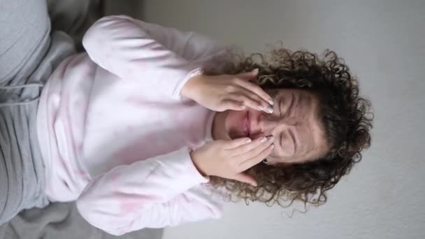 Mujer Joven Con Problemas Piel Aplica Una Máscara Cosmética Casa — Vídeo de stock