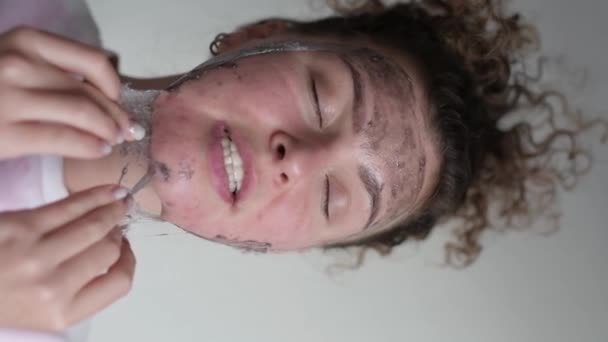Nahaufnahme Porträt Einer Frau Mit Akne Haut Entfernt Gesichtsmaske Hause — Stockvideo