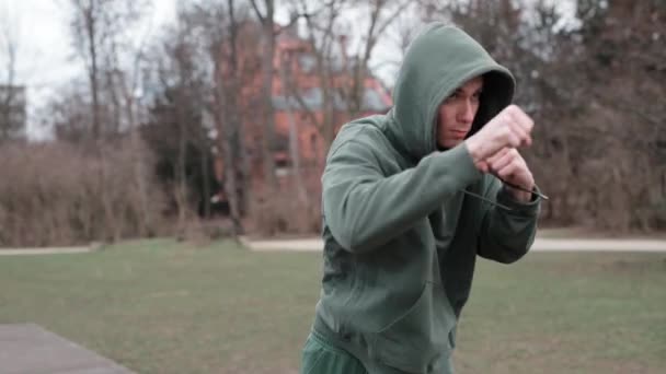 Giovane Uomo Tuta Sportiva Verde Allenamento Uomo Che Combatte All — Video Stock