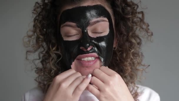 Zbliżenie Portret Kobiety Trądzikiem Skóry Zdejmuje Maskę Twarzy Domu — Wideo stockowe