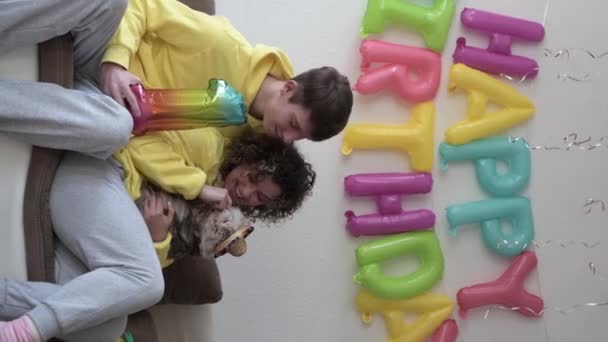 Joven Pareja Celebrando Cumpleaños Casa — Vídeos de Stock
