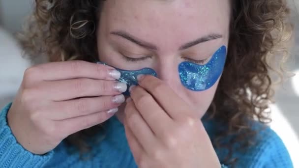 Ritratto Ravvicinato Donna Con Una Pelle Problematica Applica Macchie Oculari — Video Stock