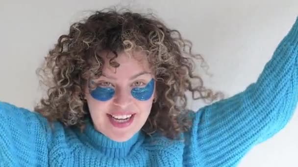 Ritratto Donna Danzante Felice Con Macchie Oculari Blu Casa — Video Stock