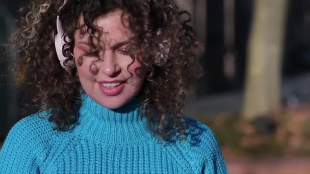 Mujer Joven Positiva Auriculares Disfrutando Música Cámara Lenta — Vídeo de stock