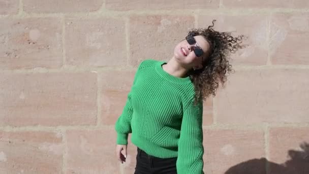 Eine Stilvolle Frau Mit Lockigem Haar Tanzt Der Stadt Zeitlupe — Stockvideo