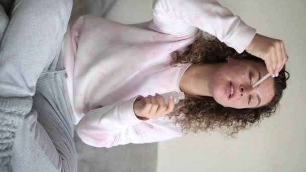 Jeune Femme Avec Problème Peau Applique Sérum Sur Son Visage — Video