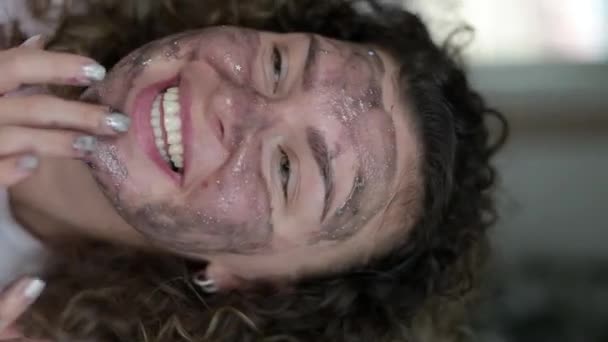 Junge Lächelnde Frau Mit Schwarzer Gesichtsmaske Hause Bezaubernde Behandlung Hause — Stockvideo
