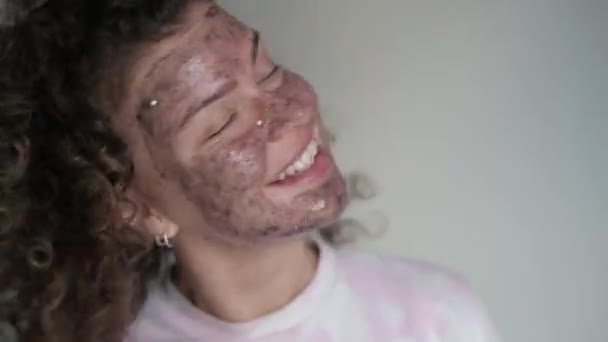 Piękna Kobieta Problemem Skóry Trądzik Robi Domową Pielęgnację Kosmetyczną — Wideo stockowe