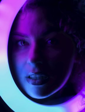 Bulanık bir kadın portresi ve neon ışıkta bir sigara.