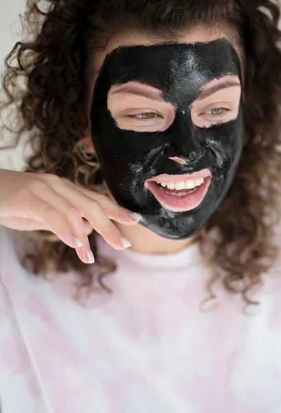 Mulher Com Uma Máscara Facial Preta Casa — Fotografia de Stock