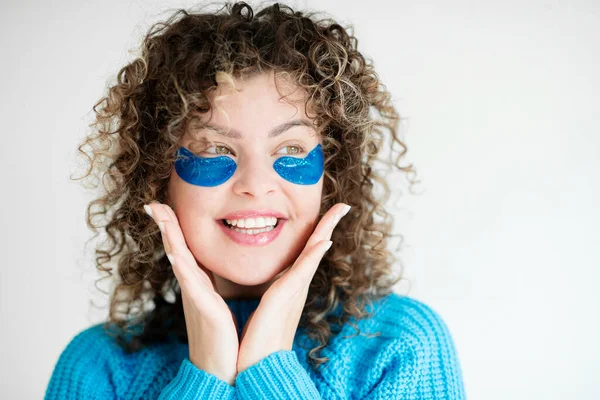 Mujer Aplicando Parches Para Los Ojos Concepto Cuidado Hogar — Foto de Stock
