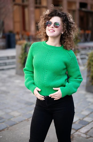 Donna Sorridente Felpa Verde Che Cammina Strada Città — Foto Stock