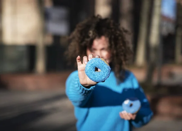 身穿蓝色毛衣 头戴甜甜圈的年轻女子在户外笑得很开心 — 图库照片