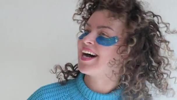 Mujer Joven Con Pelo Rizado Con Parches Para Los Ojos — Vídeo de stock