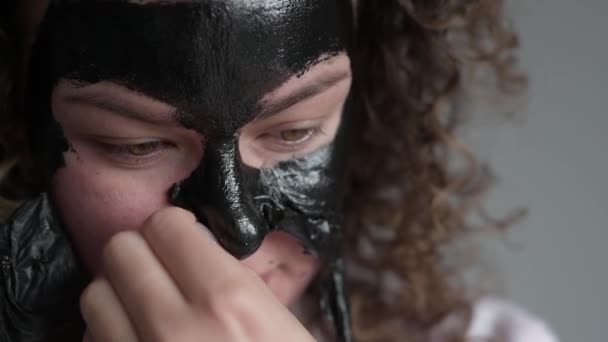 Portrait Gros Plan Femme Enlève Masque Facial — Video