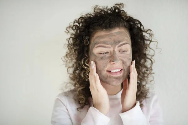 Mulher Com Uma Máscara Facial Preta Casa — Fotografia de Stock