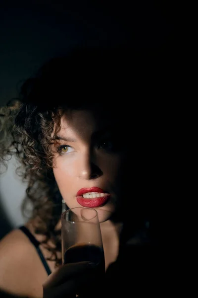 Ritratto Sfocato Donna Dalle Labbra Rosse Buio Con Bicchiere Vino — Foto Stock
