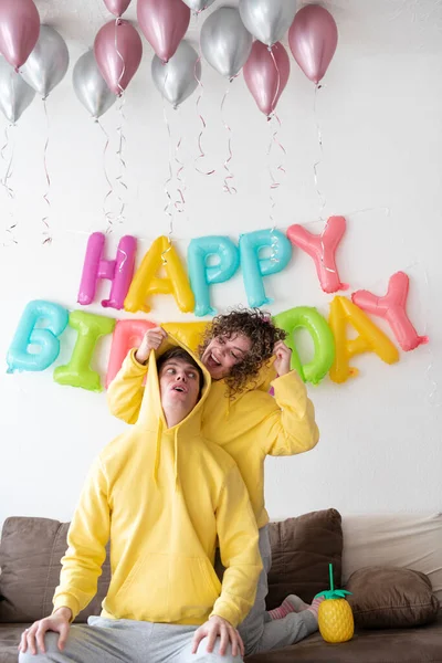 Komik Genç Çift Evde Doğum Gününü Kutluyor — Stok fotoğraf