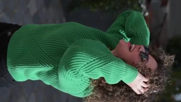 Uśmiechnięta Kobieta Zielonej Bluzie Spacerująca Ulicą Mieście — Wideo stockowe