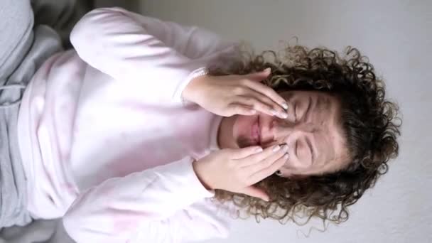 Kobieta Problemem Skóry Stosuje Maskę Kosmetyczną — Wideo stockowe