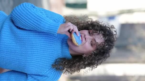 Αργή Κίνηση Γυναίκα Σγουρά Μαλλιά Τρώει Ντόνατς Εξωτερικούς Χώρους — Αρχείο Βίντεο