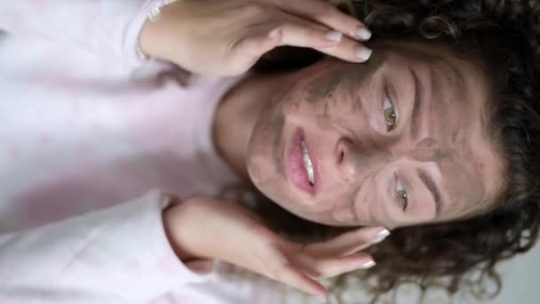 Mulher Com Problema Pele Aplica Uma Máscara Cosmética — Vídeo de Stock
