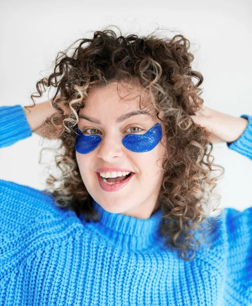 Mujer Con Parches Ojos Azules Casa — Foto de Stock