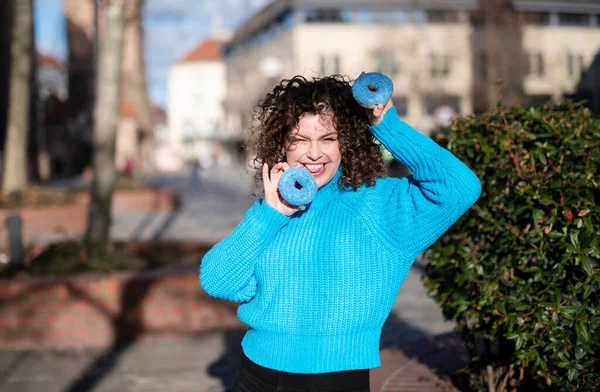 Sonriente Joven Suéter Azul Con Rosquillas Divierte Aire Libre — Foto de Stock