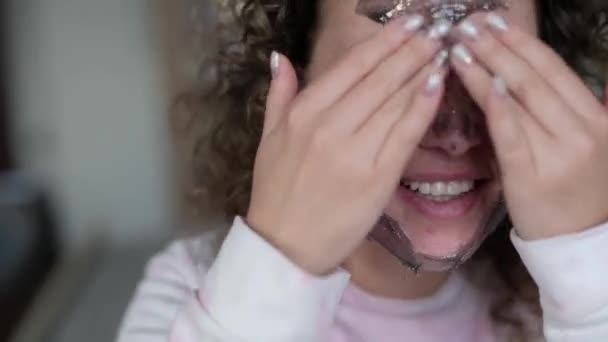 Mladá Krásná Žena Problémem Pleti Aplikuje Masku Její Obličej Útulném — Stock video