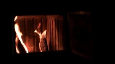 Şöminede sönmüş ateş var.