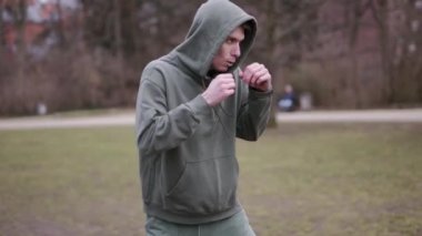  Yeşil takım elbiseli adam, dışarıda dövüşen adam. 