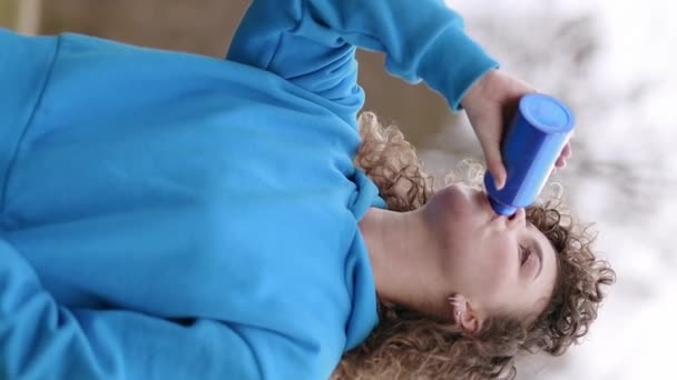 Junge Stilvolle Frau Mit Einer Flasche Wasser Beim Sport Freien — Stockvideo