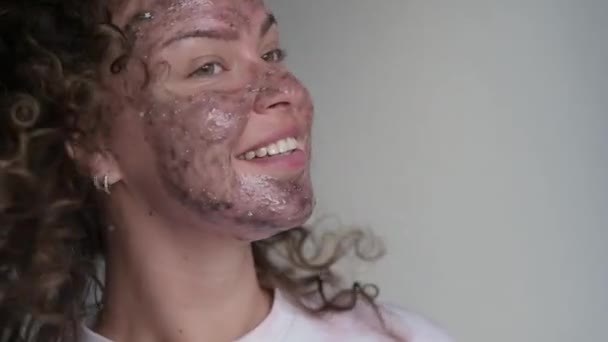 Joven Hermosa Mujer Con Problemas Piel Aplica Una Máscara Cara — Vídeo de stock