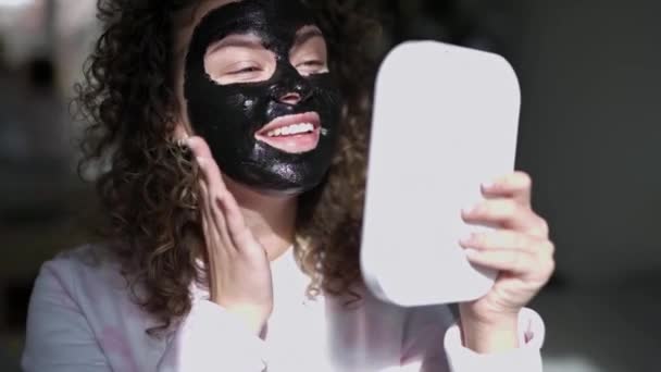Fiatal Gyönyörű Problémás Bőrrel Alkalmazza Maszkot Arcára Egy Hangulatos Otthoni — Stock videók