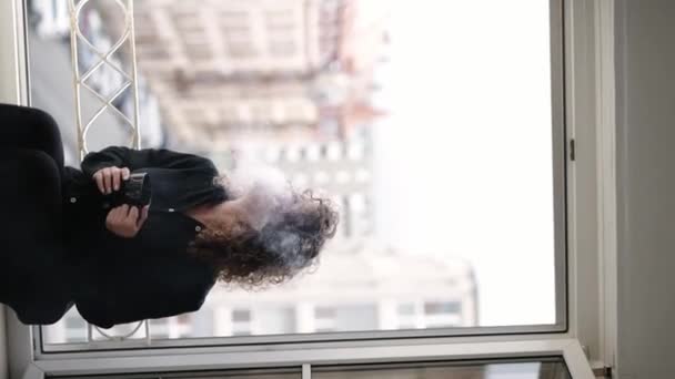 Zdjęcie Palącej Kobiety Przy Oknie — Wideo stockowe
