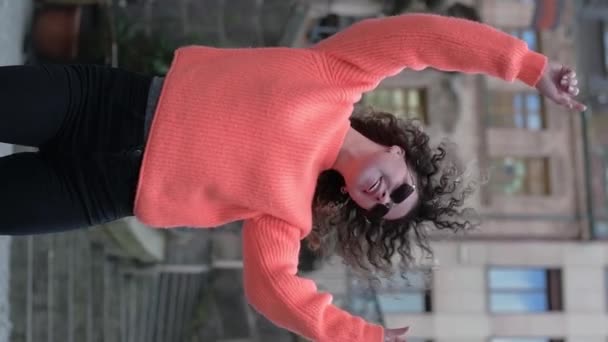 Uśmiechnięta Kobieta Kolorowym Jasnym Swetrze Bawiąca Się Ulicy — Wideo stockowe